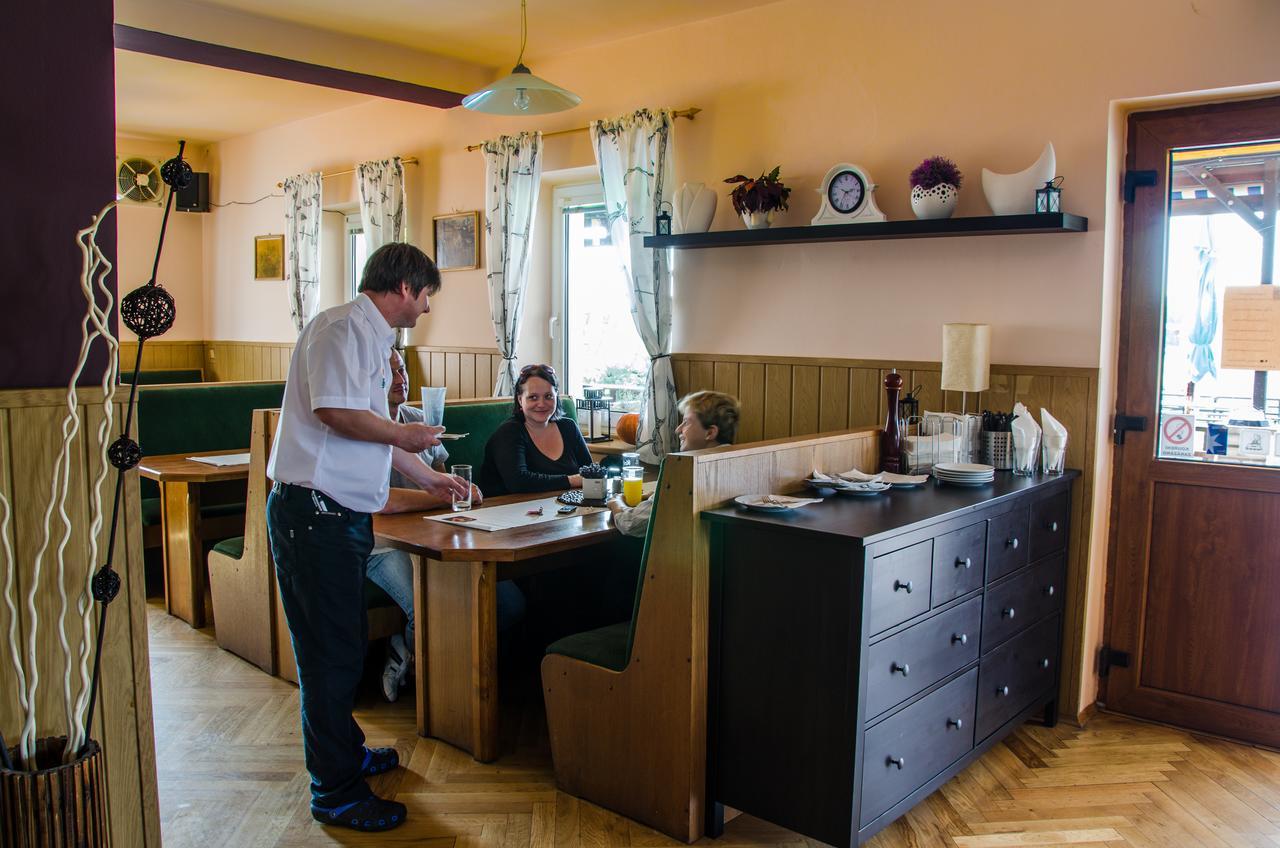 Hotel U Jezera Velký Osek エクステリア 写真